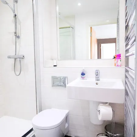 Modern 2-bed - King Bed - Free Parking Апартаменти *